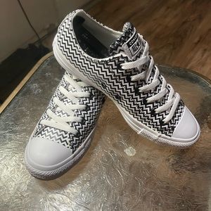 Converse (Women’s size 8) Chevron Pattern